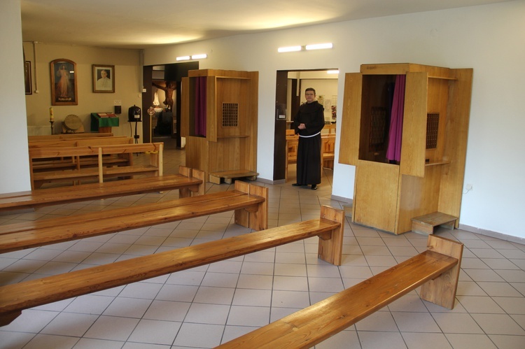 Franciszkanie w Tychach są od 25 lat. Spotkasz ich w tymczasowej kaplicy w Paprocanach