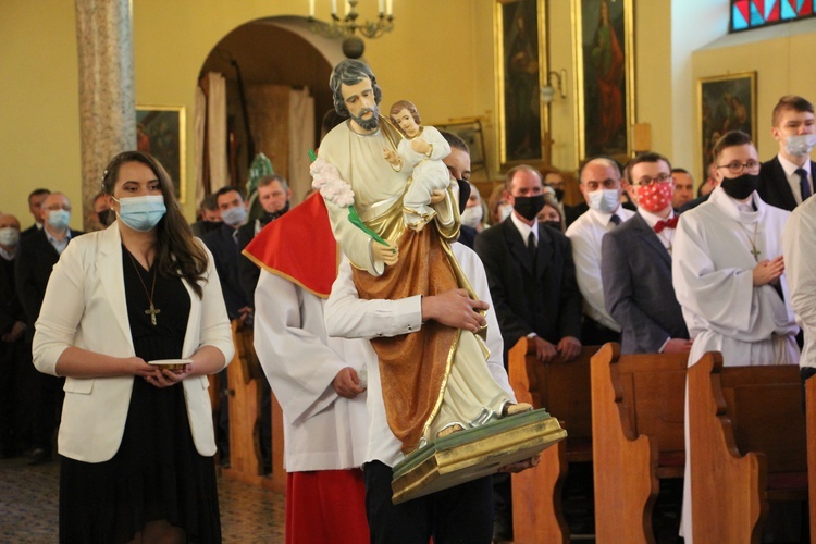 Młodzież, która otrzymała sakrament bierzmowania, w dziękczynieniu ufundowała do parafii figurę św. Józefa.