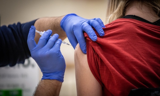 Dziś ruszają zapisy na szczepienia przeciw COVID-19 dla osób w wieku 16 i 17 lat