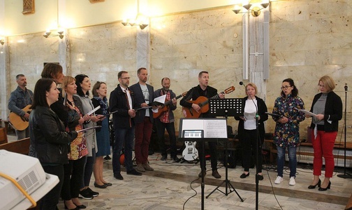 Małżeńska diakonia muzyczna przygotowała pieśni o św. Józefie podczas pielgrzymki Domowego Kościoła na Złotych Łanach.