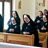 ▲	Świętujące zakonnice usiadły w pierwszych ławkach i miały odznaczające je kotyliony.