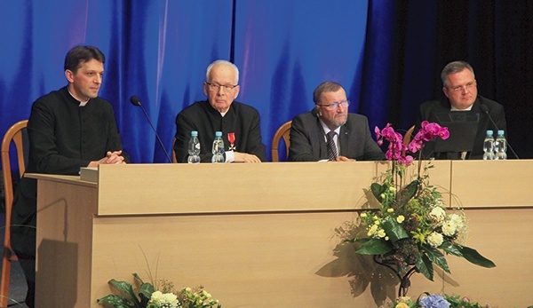 ▲	Prelegenci to m.in. (od lewej): ks. dr Piotr Cebula, ks. dr Władysław Szewczyk, dr Jacek Pulikowski i ks. dr Andrzej Jasnos.