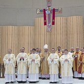 ▲	Podczas celebracji liturgicznych diakoni ubrani są w albę  ze stułą przewieszoną przez lewe ramię oraz szatę wierzchnią zwaną dalmatyką.