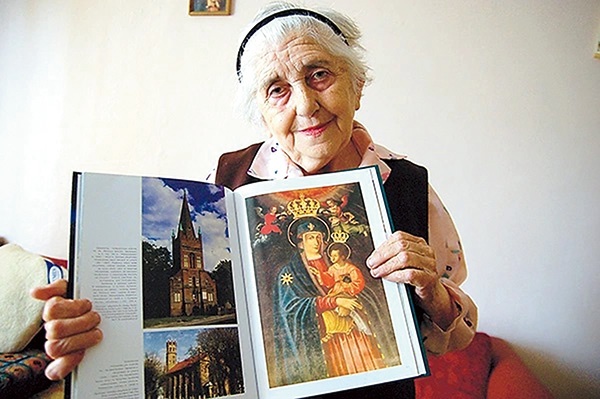 ▲	Śp. Wanda Imielita, z domu Mickiewicz, od dzieciństwa pisała wiersze. Wiele z nich poświęconych jest Maryi z Klewania. ◄	