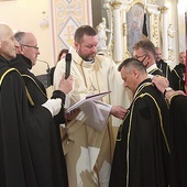Ksiądz Marcin Sadowski nałożył nowym członkom stowarzyszenia pektorał – znak przynależności do tej męskiej wspólnoty formacyjnej.