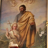 	Sarnowo. Obraz w kościele przypomina, że św. Józef  jest przewodnikiem Jezusa i każdego wierzącego, który powierza się jego opiece.