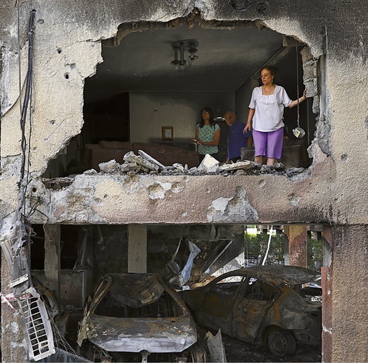13 maja 2021 roku w nocy rakiety wystrzelone ze Strefy Gazy spadły między innymi na miejscowość Petah Tikva położoną w środkowym Izraelu. Doszczętnie zniszczonych zostało wiele domów w mieście, a ich mieszkańcy zostali bez dachu nad głową. Kolejna odsłona konfliktu palestyńsko-izraelskiego przyniosła również ofiary śmiertelne.