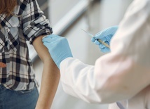 Pfizer Polska: Podanie drugiej dawki szczepionki po upływie co najmniej 3 tygodni od pierwszej