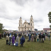 Pielgrzymi przed sanktuarium w Budsławiu.