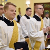 Diakoni przed święceniami w seminaryjnej kaplicy.