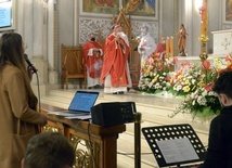 Mszy św. na rozpoczęcie czuwania przed uroczystością Zesłania Ducha Świętego przewodniczył bp Marek Solarczyk.
