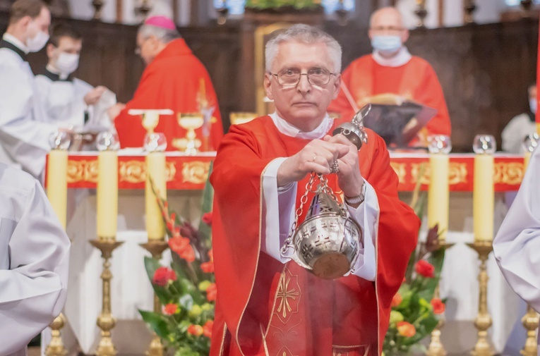 Żona, cztery córki, czworo wnucząt. Właśnie przyjął święcenia