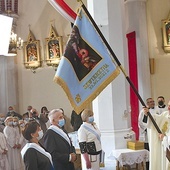 Podczas uroczystości biskup poświęcił sztandar z wizerunkiem Maryi.