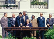 Minister spraw zagranicznych Izraela podpisuje porozumienie z OWP, 13 września 1993 r.