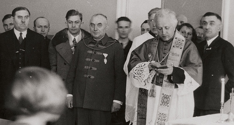Bł. ks. Emil Szramek podczas uroczystości poświęcenia Domu Oświatowego Towarzystwa Czytelni Ludowych w Katowicach w 1934 r.