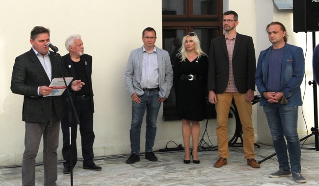 Otwarcie wystawy. Od lewej stoją: Leszek Ruszczyk, Leszek Jastrzębowski, Tomasz Kuna, Dorota Wólczyńska, Marek Zawadzak i Marek Słupek.