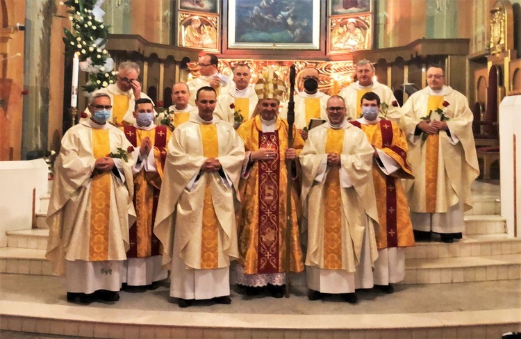 Zdjęcie z bp. Romanem Pindlem i kapłanami po uroczystej liturgii święceń.
