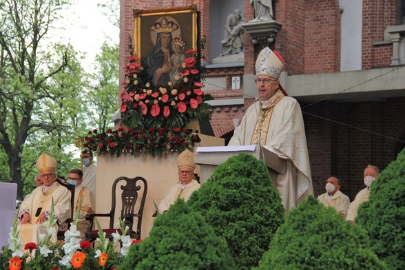 Abp Gądecki w Piekarach zapraszał do przemyślenia stylu życia