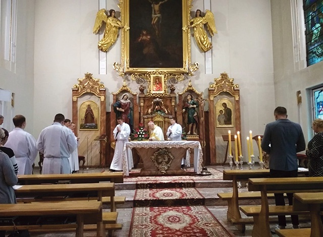 ▼	Mszy św. odprawionej w kaplicy WSD przewodniczył biskup legnicki.
