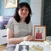 ▲	Pani Małgosia pokazuje obrazek z dedykacją, który mąż przywiózł z pielgrzymki papieskiej w 1999 roku. Miał on dla niego szczególne znaczenie.