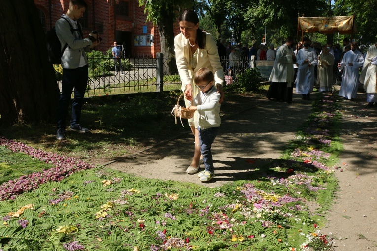 Boże Ciało 2021 w parafii św. Jadwigi na Kozanowie - piękne dywany