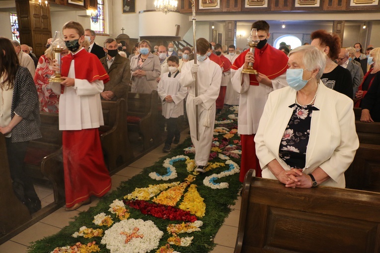 Boże Ciało 2021 w parafii św. Jadwigi na Kozanowie - piękne dywany