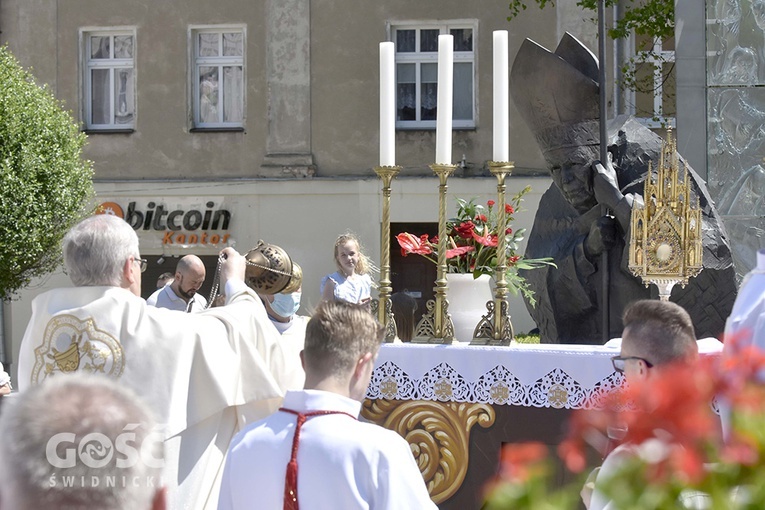 Pierwszy ołtarz od lat znajduje się przy pomniku św. Jana Pawła II przed katedrą.