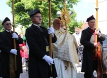 Biskup Piotr Greger przewodniczył uroczystości Bożego Ciała w żywieckiej parafii konkatedralnej.