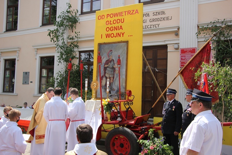 Do wykonania trzeciego ołtarza druhowie strażacy wykorzystali stuletni wóz bojowy.