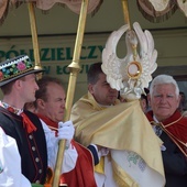 Łowicka monstrancja jest w kształcie pelikana, któy jest symbolem Eucharystii.