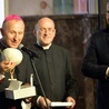 Dar papieża Franciszka pokazuje bp Marek Solarczyk.