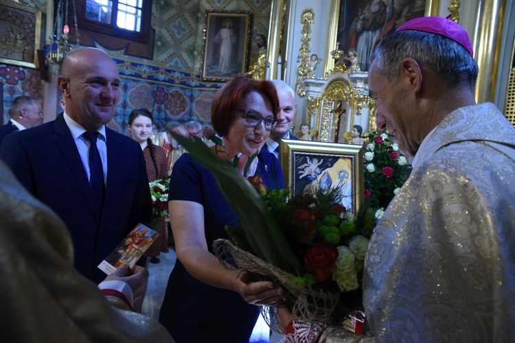 Tymowscy rodacy gratulują biskupowi. 