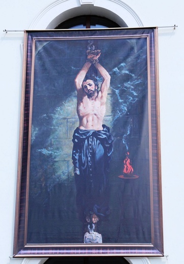 Wizerunek męczennika ze Skoczowa nad drzwiami do kościoła.
