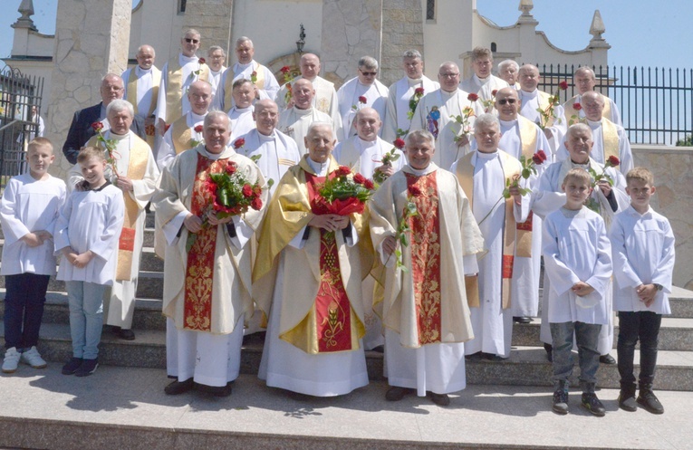 Księża, którzy święcenia kapłańskie przyjęli w 1986 roku, spotkali się na rocznicowym zjeździe w Klwowie.