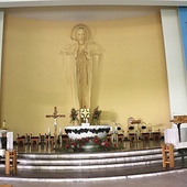 	Ołtarz główny w kościele NSPJ i św. Jana Bosko w Katowicach- -Piotrowicach.
