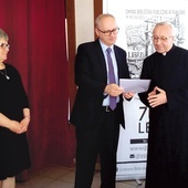 ▲	Wręczenie wyróżnienia (od lewej): Teresa Sobczak, Marek Wojtas i wyróżniony kapłan.