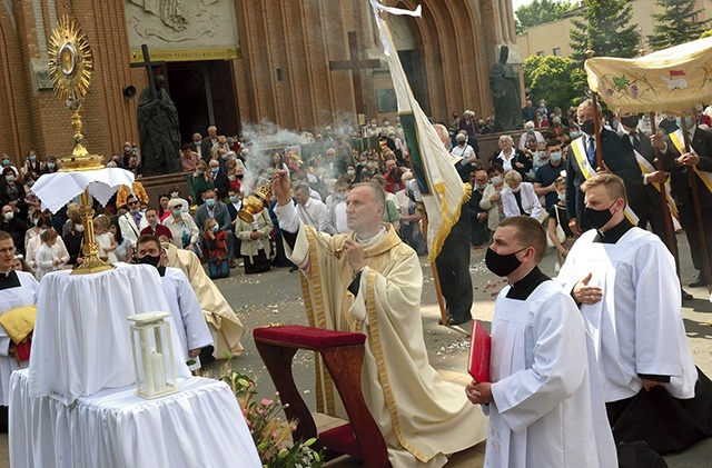 ▲	Mszy św. i procesji eucharystycznej do czterech ołtarzy ustawionych wokół świątyni katedralnej przewodniczył ordynariusz radomski.