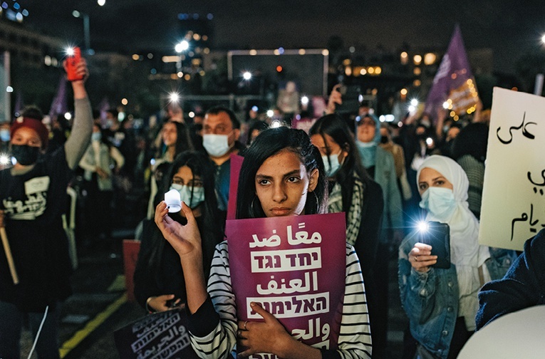 Arabowie i Żydzi z Jaffy na wspólnej demonstracji przeciwko przemocy. Czy udział arabskiej partii w izraelskim rządzie uspokoi nastroje?