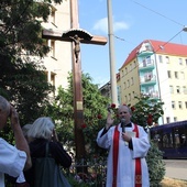 Mówi o Bożej miłości. Błogosławieństwo krzyża przy ul. Szczytnickiej we Wrocławiu