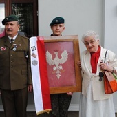 Maria Rehorowska obok orła, który przekazała dla RDK.