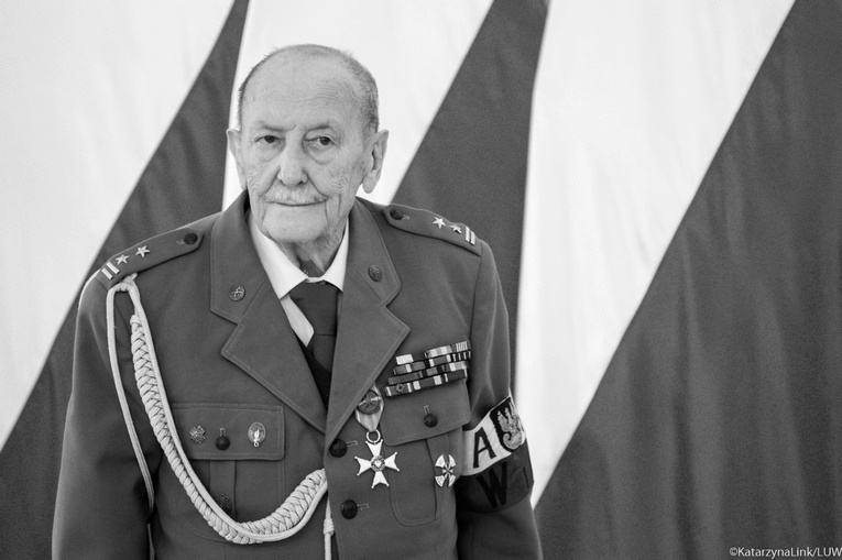 Ppłk Marian Pawełczak w maju skończył 98 lat. 