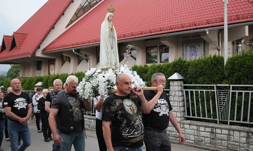 Uroczystość wprowadzenia relikwii św. Teresy i jej rodziców odbyła się w ramach nabożeństwa fatimskiego, w którym wzięli udział także harleyowcy z Grodkowa.