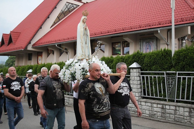 Uroczystość wprowadzenia relikwii św. Teresy i jej rodziców odbyła się w ramach nabożeństwa fatimskiego, w którym wzięli udział także harleyowcy z Grodkowa.