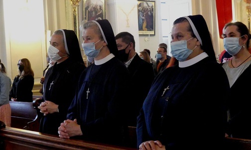 Siostry służebniczki dębickie na Mszy św. w skoczowskim kościele Świętych Apostołów Piotra i Pawła w Skoczowie.