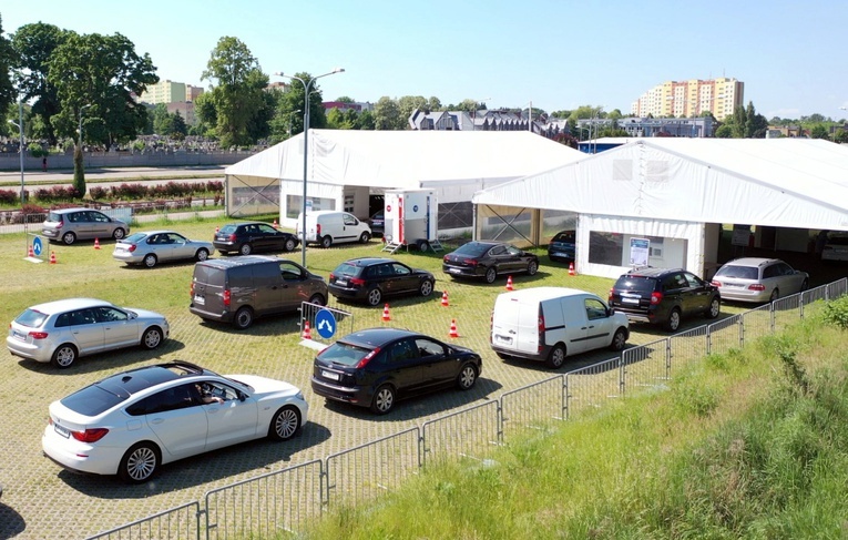 Powszechny punkt szczepień DRIVE THRU w Radomiu działa od połowy maja. Znajduje się na parkingu przy ul. Dębowej.