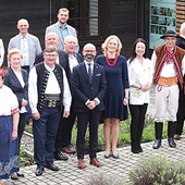 	Goście konferencji w herbarium otaczającym „Przytulię” w Brennej.