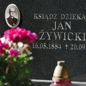 Ks. Jan Żywicki po przybyciu do Gdańska odpowiadał za odbudowę kilku kościołów zniszczonych podczas II wojny światowej.