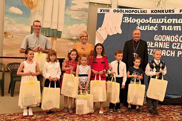  Biskup Jeż i Barbara Nowak wręczali nagrody laureatom. 