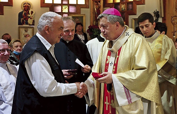 Zasłużeni parafianie z Sulistrowic odebrali od arcybiskupa specjalne wyróżnienia – medale św. Jadwigi Śląskiej.
