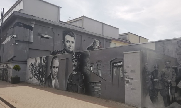 Siemianowice Śl. Mural upamiętnił powstańców śląskich. Bohaterowie na murze i budynku zakładu Rosomak